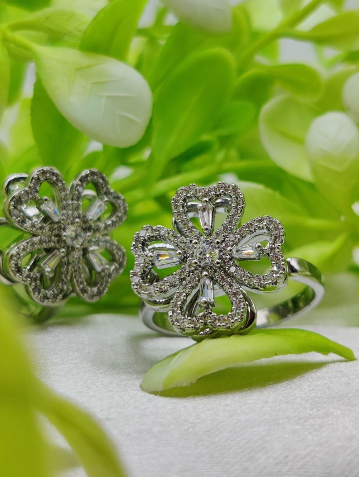 FloraDazzle: Imported Dual-Tone Floral Movable Adjustable Ring