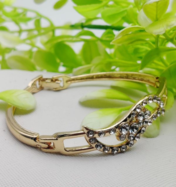 LeafLuxe: Exquisite Imported Adjustable Crystal Leaf Bracelet